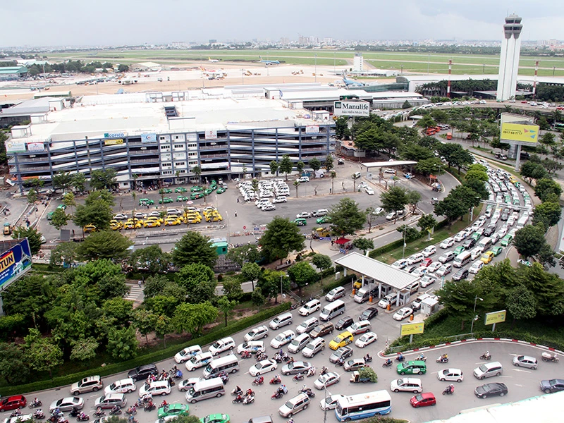 Theo đó, cả trong và ngoài sân bay Tân Sơn Nhất đều xảy ra cảnh tượng ùn ứ nghiêm trọng 